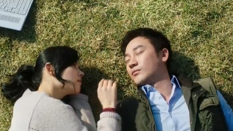 Tae-woong and Seo-yeon sleep on grass