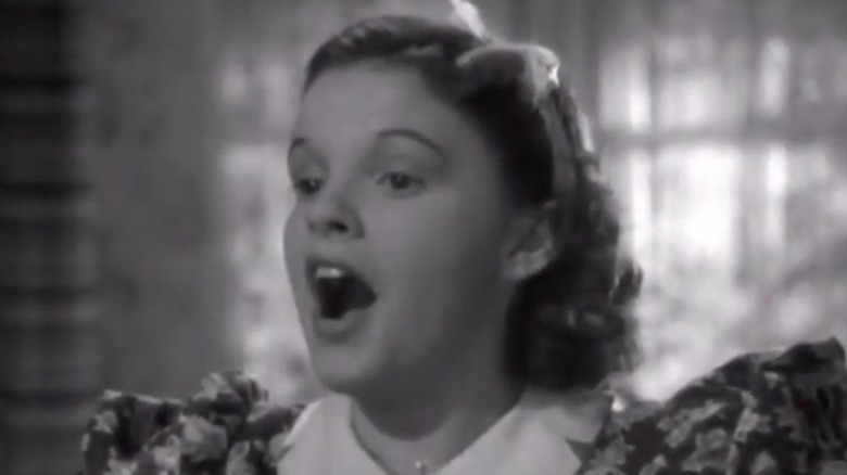 Judy Garland opens mouth