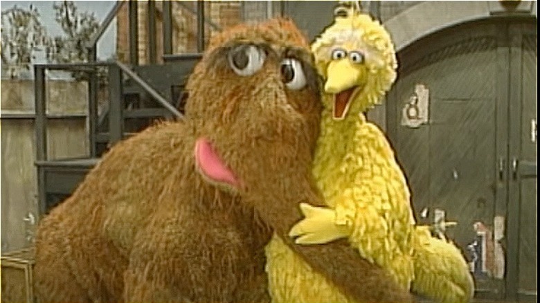 Snuffleupagus hugging big bird