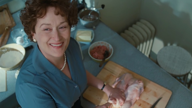 Meryl Streep prepares chicken