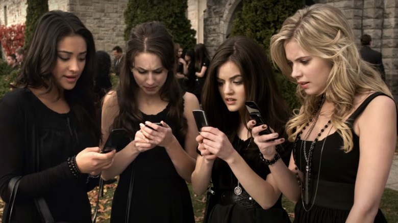 Emily, Spencer, Aria, and Hanna checking their phones