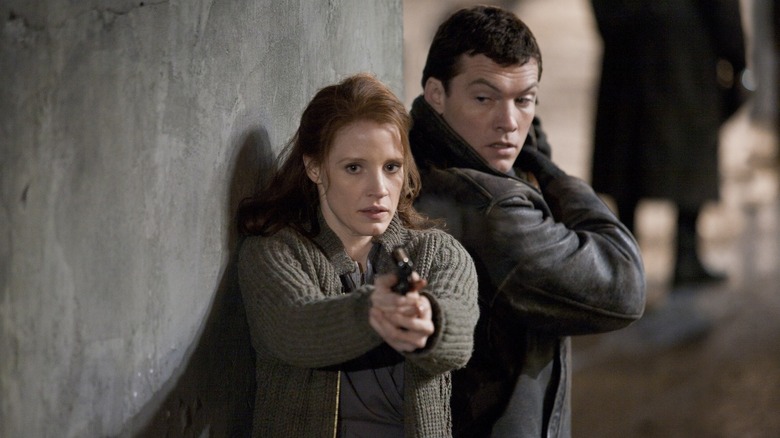 Jessica Chastain and Sam Worthington point guns