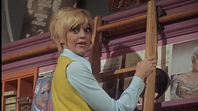 Goldie Hawn climbs ladder