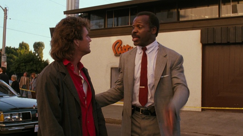 Riggs and Murtaugh talk on the street