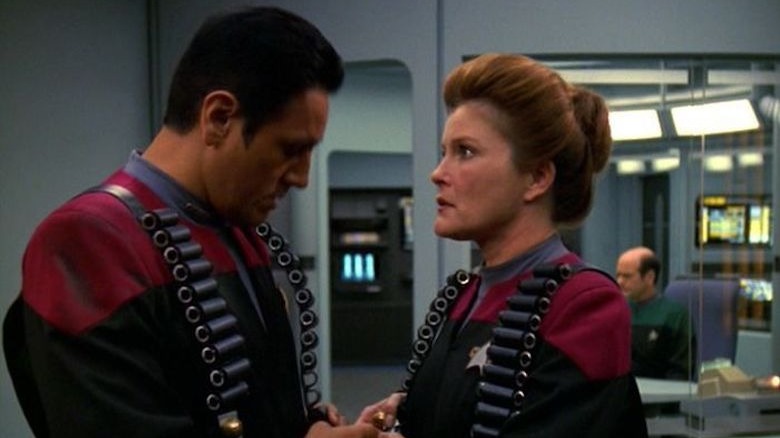 Chakotay and Janeway talk in sickbay