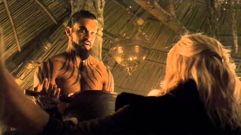 Drogo prepares Viserys' crown