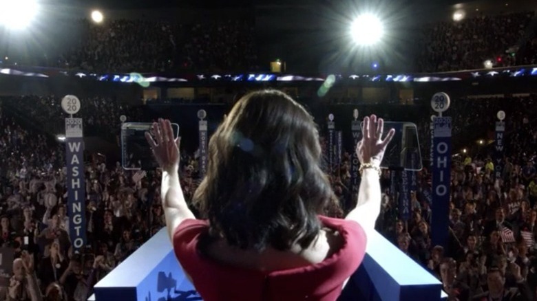 Selina waves to crowd