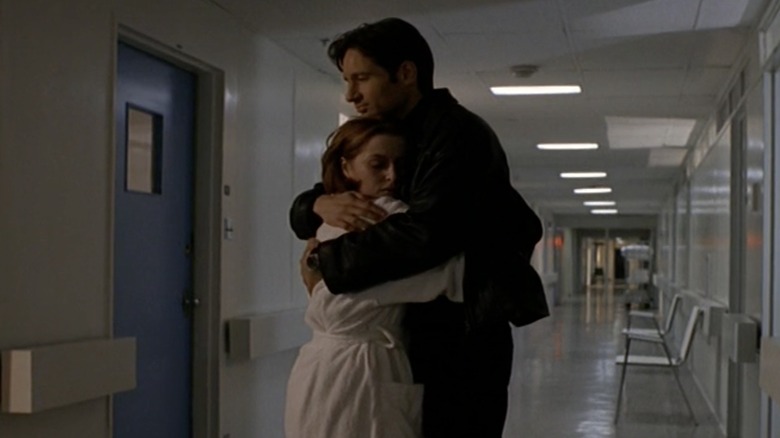 Gillian Anderson David Duchovny hugging