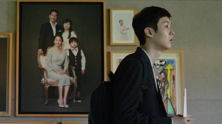 Ji-woo admiring the Park mansion