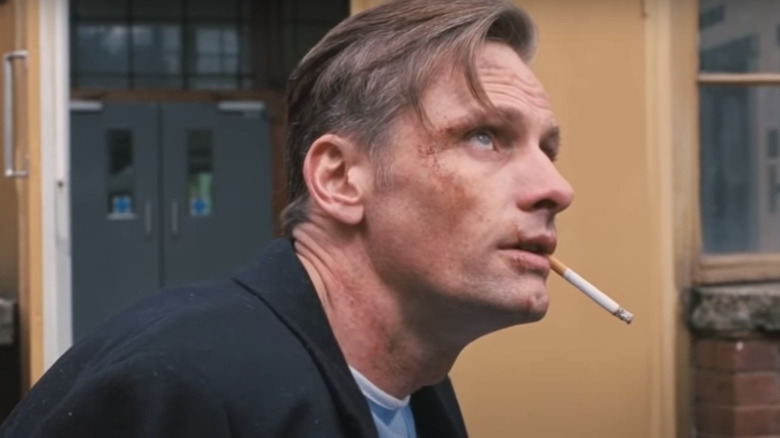 Viggo Mortensen smoking