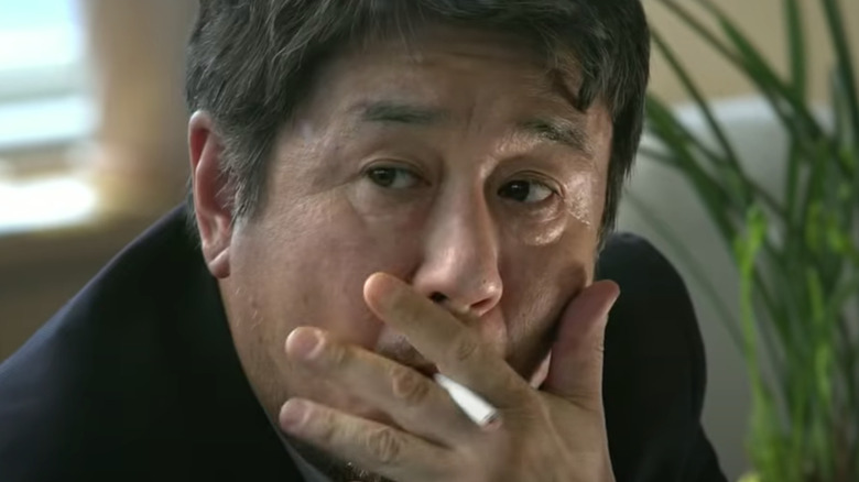 Choi Min-sik smoking