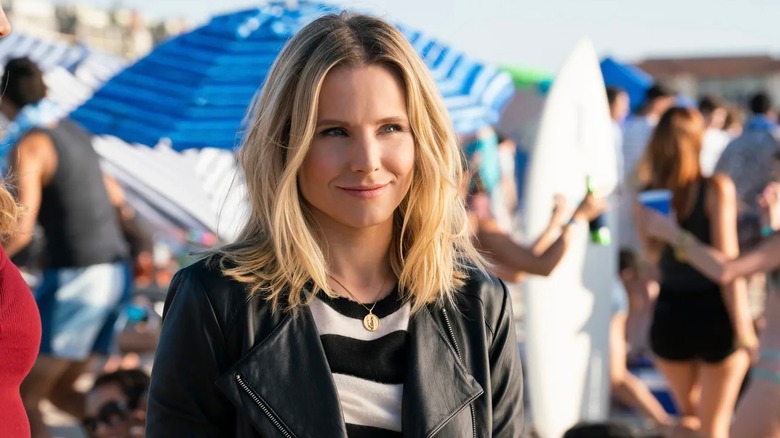 Veronica Mars smiling on beach