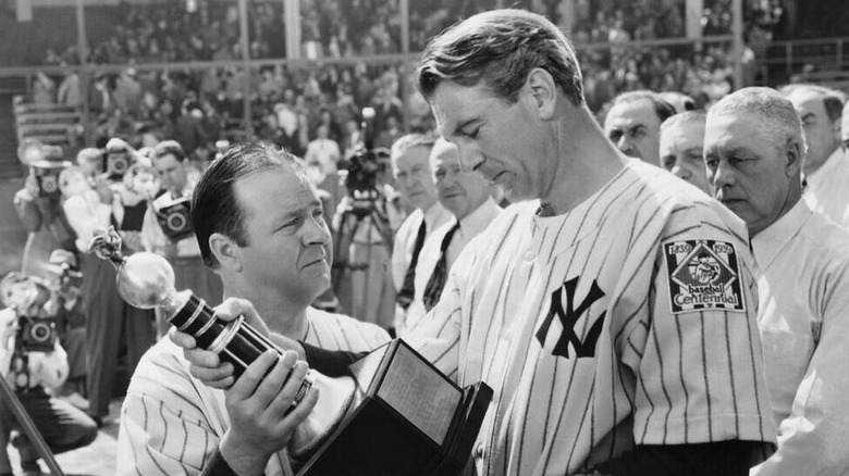 Lou Gehrig accepts an award