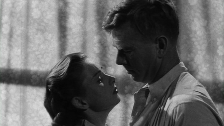 Sterling Hayden and Coleen Gray embracing