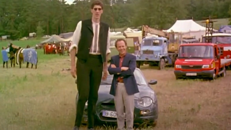 Billy Crystal and Gheorghe Mureșan in My Giant