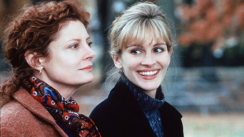 Susan Sarandon and Julia Roberts outside