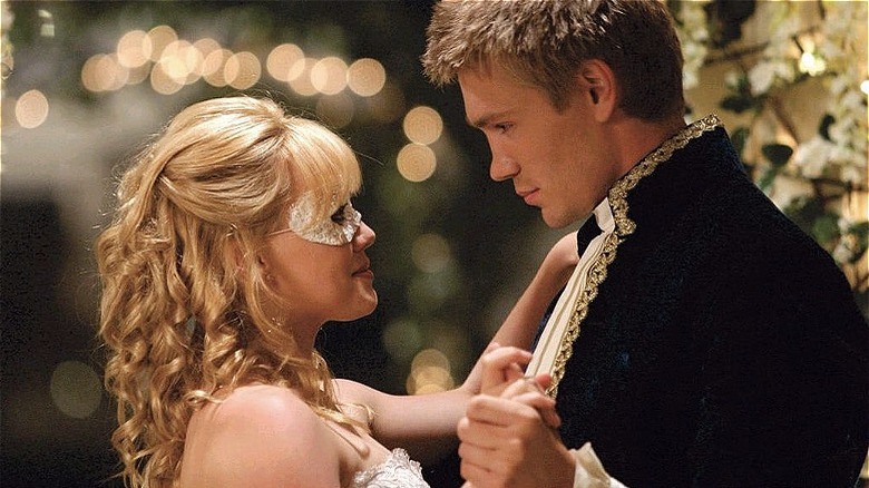 Hilary Duff dancing with Chad Michael Murray