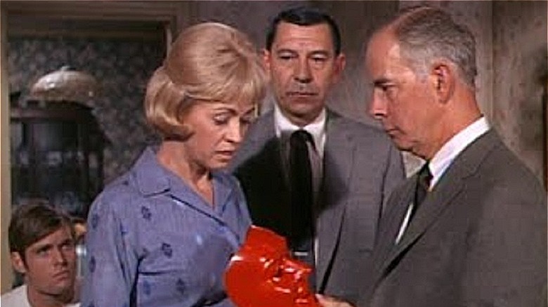 Joe Friday and Gannon search for the red mask bandits