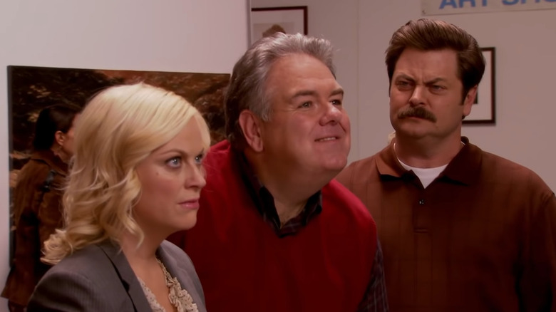 Leslie Knope and Jerry Gergich look at a painting