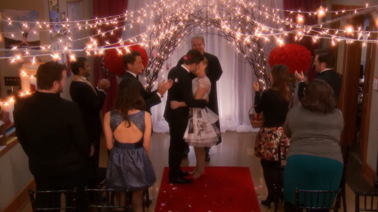 Ben Wyatt and Leslie Knope kiss after getting married