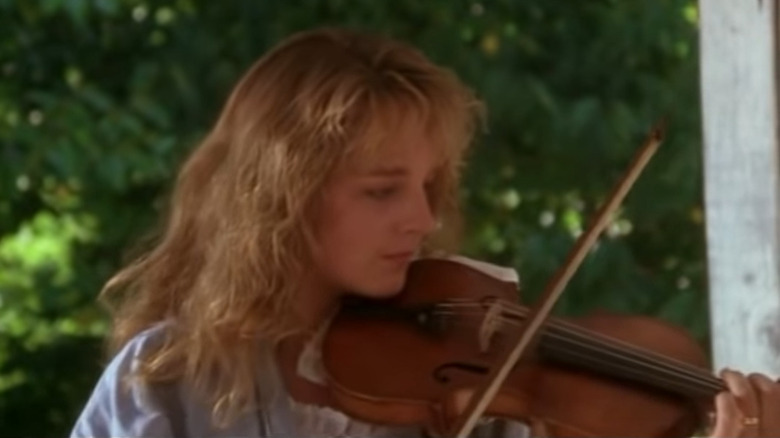 Helen Hunt plays a violin