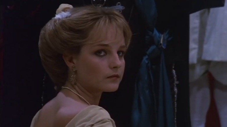 Helen Hunt looks angrily over her shoulder