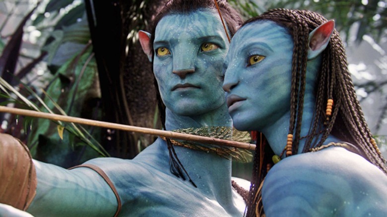 Jake and Neytiri aim arrows in Avatar