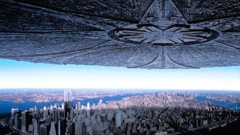 Aliens invade Earth in "Independence Day" (1996)