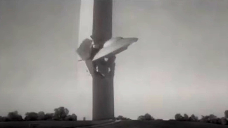 UFO crashing into Washington Monument