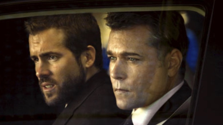 Ray Liotta and Ryan Reynolds in Smokin' Aces