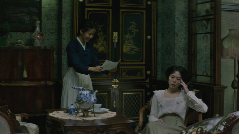 Reading a letter, The Handmaiden