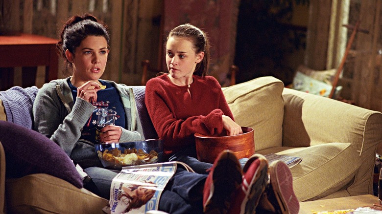 Lorelai and Rory on couch eating