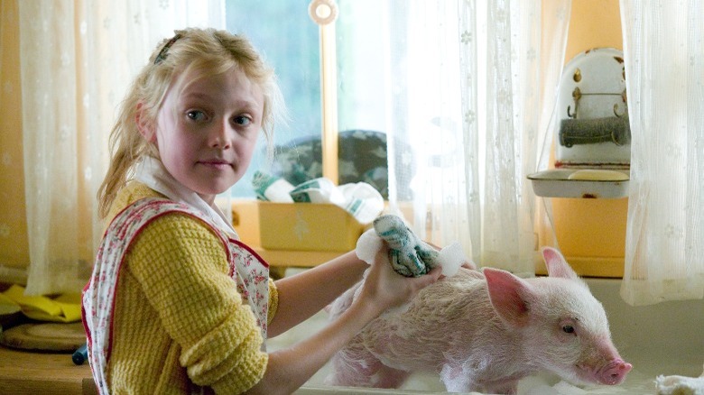 Dakota Fanning giving Wilbur a bath