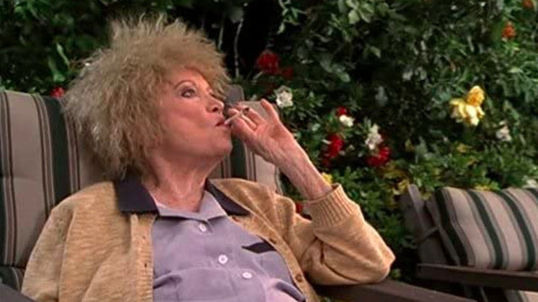 Phyllis Diller smokes