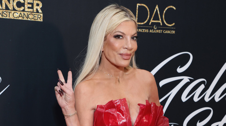 Tori Spelling doing peace sign at Gala of the Stars