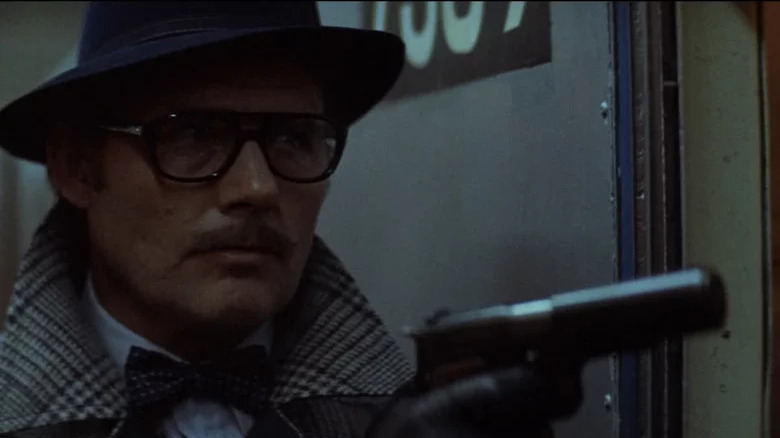 Robert Shaw pointing gun