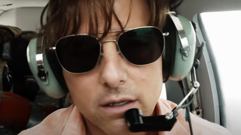 Tom Cruise pilots plane