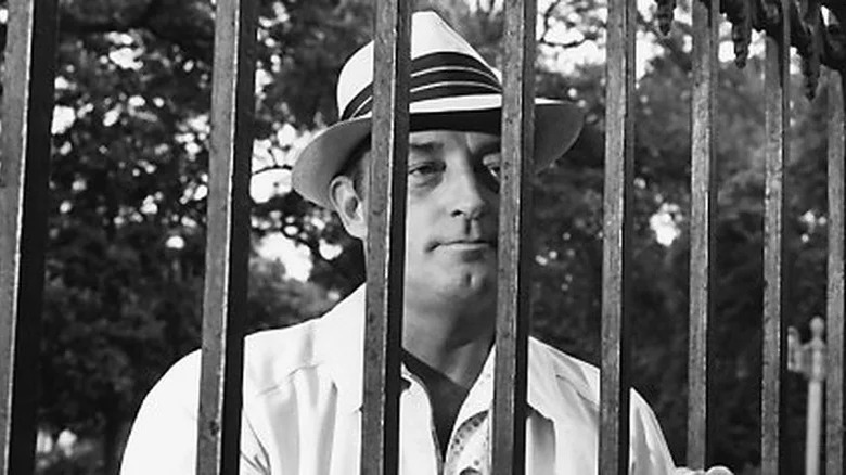 Robert Mitchum looks through bars