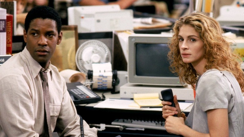 Denzel Washington and Julia Roberts sit at a computer