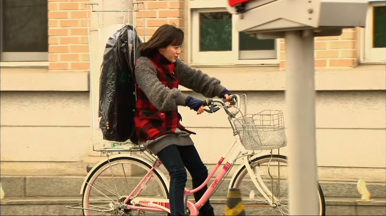 Geum Jan-di riding bike