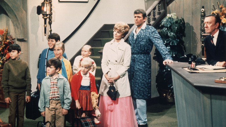 Brady Bunch in hotel lobby