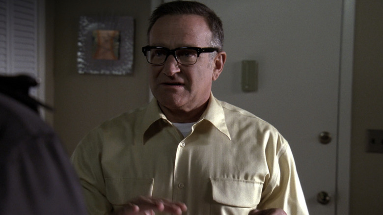 Robin Williams wears glasses