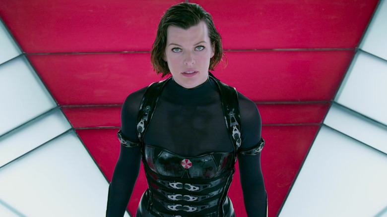 Alice looks up in Resident Evil: Retribution (2012)