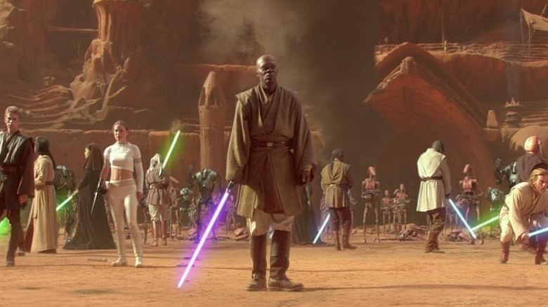 Mace Windu standing in middle of fight