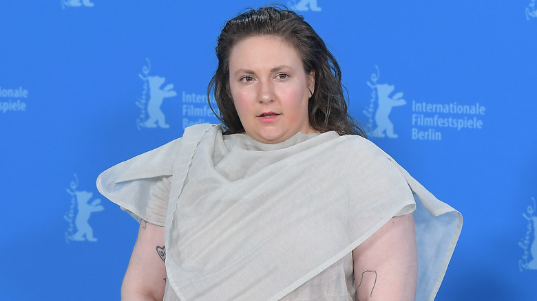 Lena Dunham turns her head