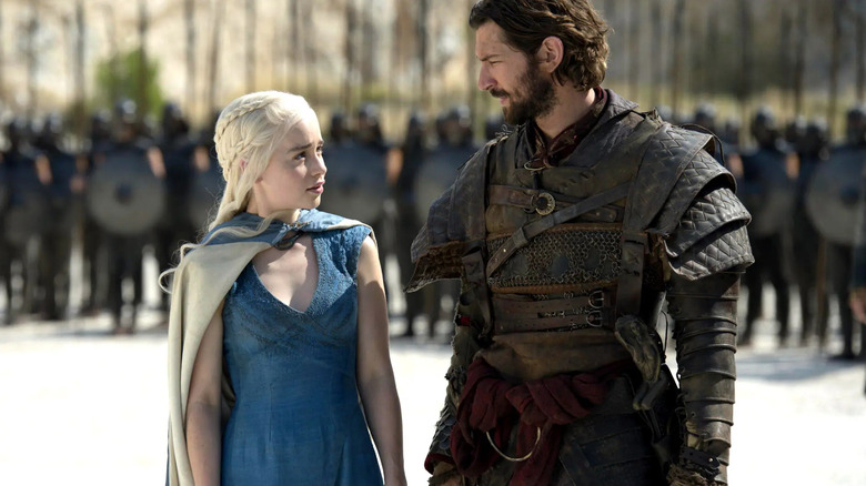 Daario Naharis and Daenerys walk together on "Game of Thrones"