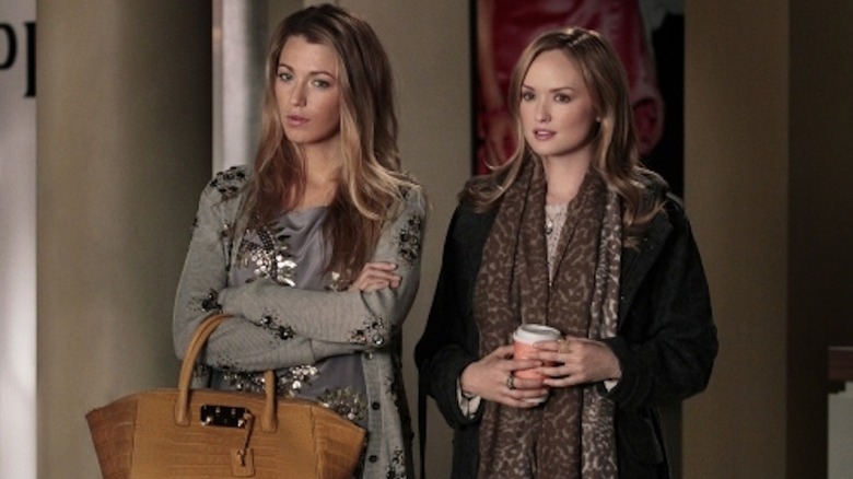 Serena and Ivy stand inside house in "Gossip Girl"