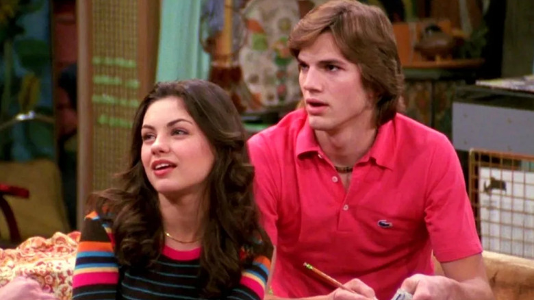 Jackie and Michael listen on the couch on "That '70s Show"