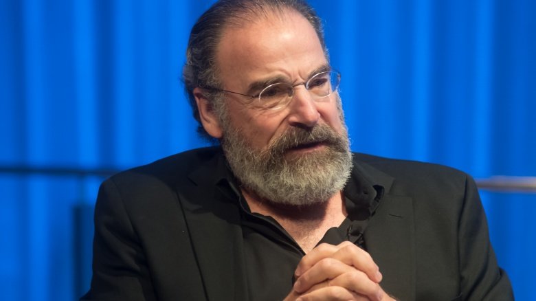 Mandy Patinkin speaking with an audience