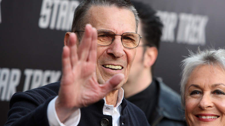 Leonard Nimoy makes the Vulcan salute